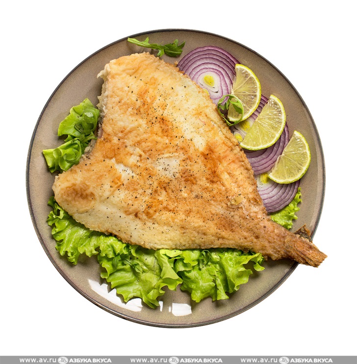 Рыба камбала жареная. Камбала калкан жареная. Фото жареной камбалы черноморской на блюде. Камбала жареная на сковороде. Калкан жареный.