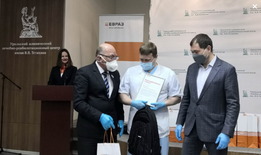 Врачи и медсёстры УКЛРЦ получили грамоты и подарки от руководства ЕВРАЗ НТМК